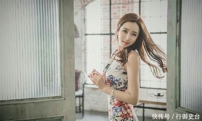 美丽|娇艳欲滴的碎花色连衣裙美女,竟如此美丽。