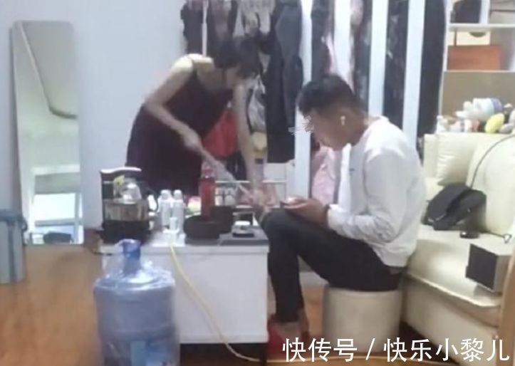 怀孕期间|心酸,妻子怀孕仍然坚持做家务,老公却在一旁边玩手机熟视无睹