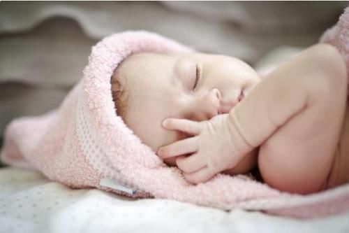 家长|宝宝逮啥啃啥、总流口水,可能是在说“我要长牙了”,家长别忽视