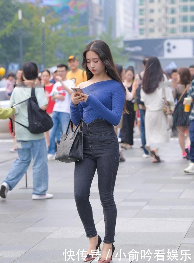 气质|蓝色针织设计感上衣,搭配超高腰牛仔铅笔裤,女人高级气质