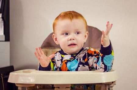 婴儿车|宝宝多大能坐婴儿推车？过早坐推车容易导致宝宝脊柱畸形