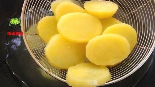 鸡蛋|土豆这样做真好吃,饭店都买不到,咸香适口,葱香浓郁,太解馋了