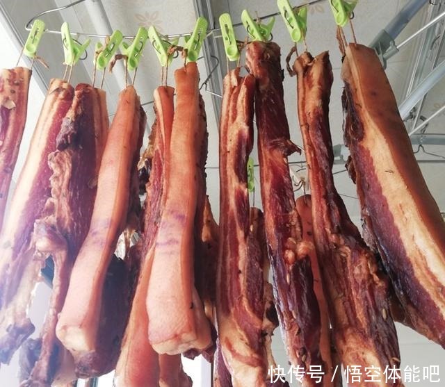 农村才能做烟熏肉学会这招,城里也能熏,味道更香,放1年不坏!
