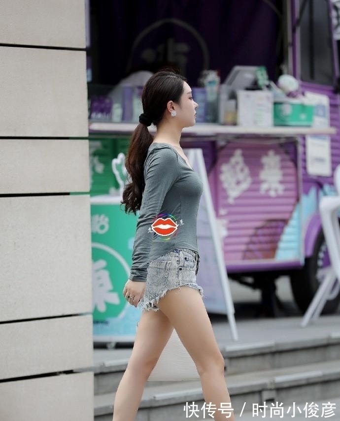 时尚 贵妇为了“跑风”,在衣服上“剪一刀”,看起来不仅跑风还很时尚