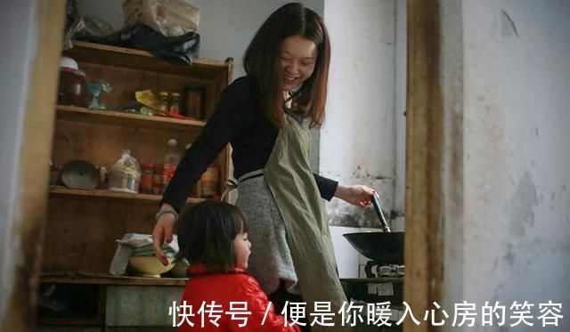 医生|3岁女宝误将502滴入眼睛,宝妈临危不乱的做法,获医生夸赞