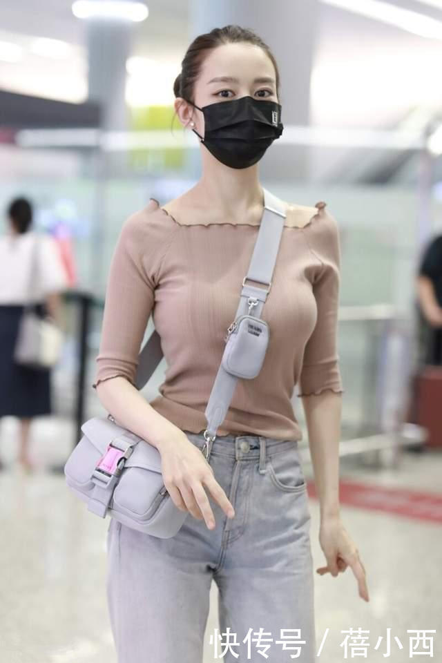 凹凸感|吉娜又穿出了我们想要的“凹凸感”,裸色上衣配牛仔裤,气质高级