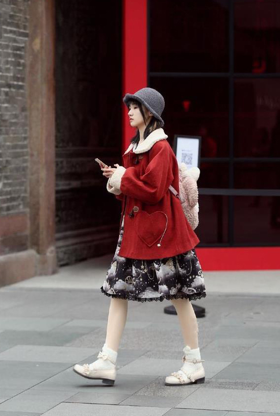 拍穿|街拍穿花裤的小姐姐,笔直的站在街头,显得很有个性美