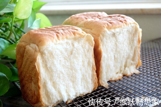 这个面包配方好,牛奶、黄油、鸡蛋全不放,一次发酵,香软又健康