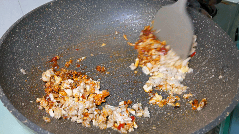 凉拌|皮蛋别只凉拌了,搭配肉末炒一炒,外焦里嫩无腥味,好吃下饭