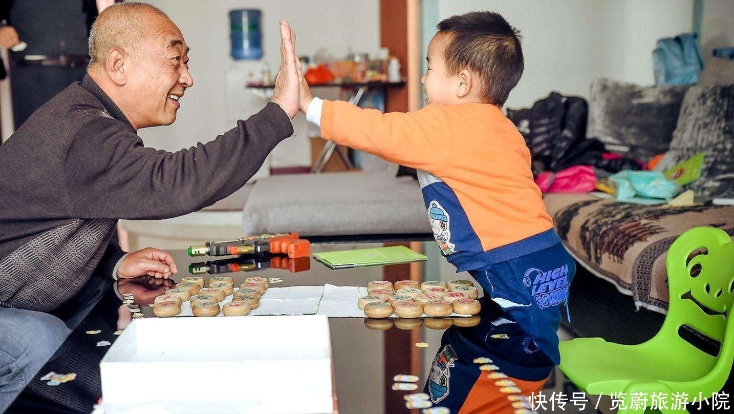 宝妈|外婆跳舞带上外孙,2岁萌娃舞姿娴熟,成为广场舞C位