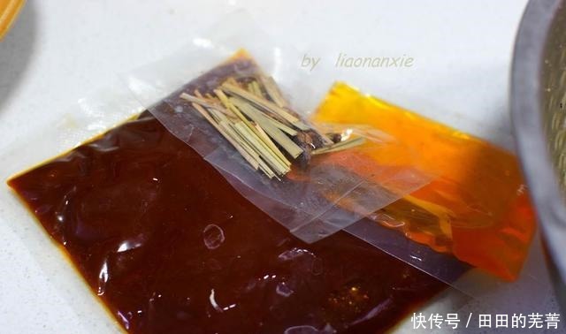 天冷|天冷就爱这一锅,端上桌还咕嘟嘟冒着热气,想吃啥锅里都有