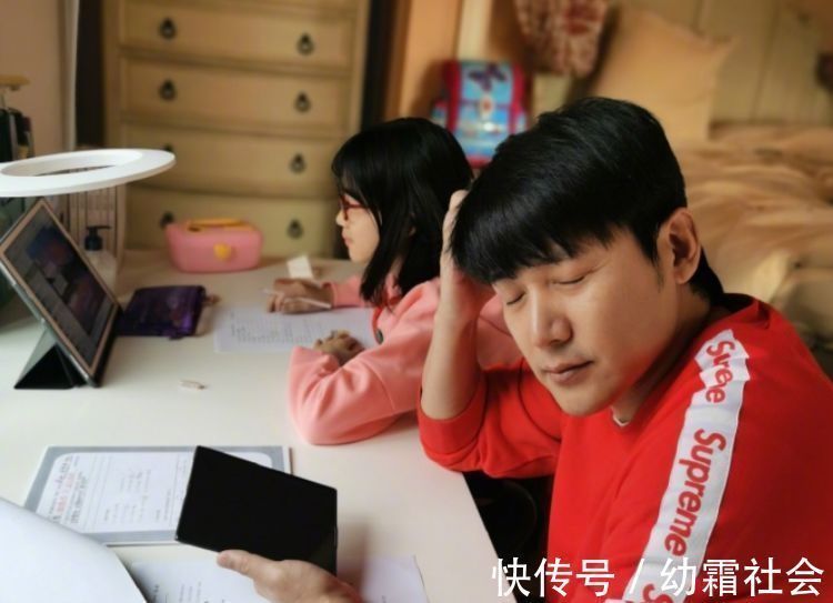 弟弟|姐姐辅导弟弟写作业,一个大哭一个偷笑,家长:我家晚间场景再现