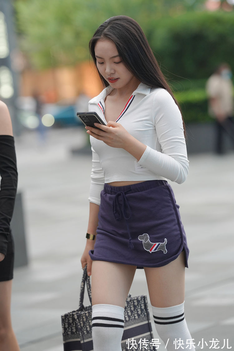 校园风 小姐姐一身校园风的穿搭,穿出了清新又减龄的感觉