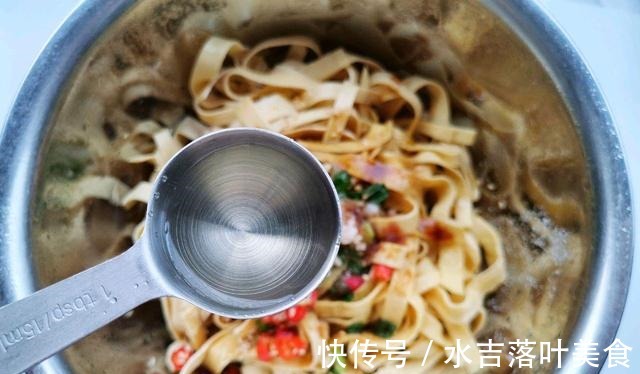 下饭|家常凉拌豆腐皮,2块钱做一大盘,鲜香下饭,大人孩子都爱吃!