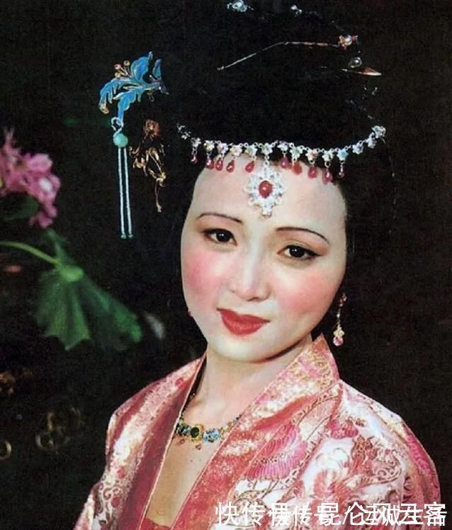 衣裳|秦可卿卧病期间,为何每天换四五遍衣裳?曹雪芹:重点不在换衣裳