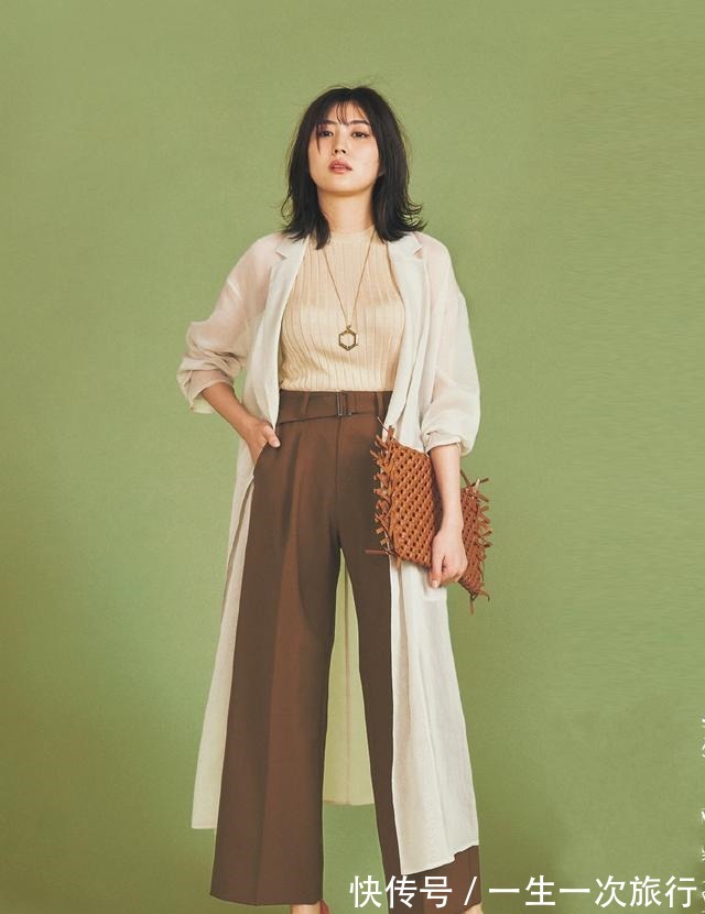 子女生 今秋火了一种穿法，叫“风衣+九分裤”，显高遮肉，小个子也能穿！
