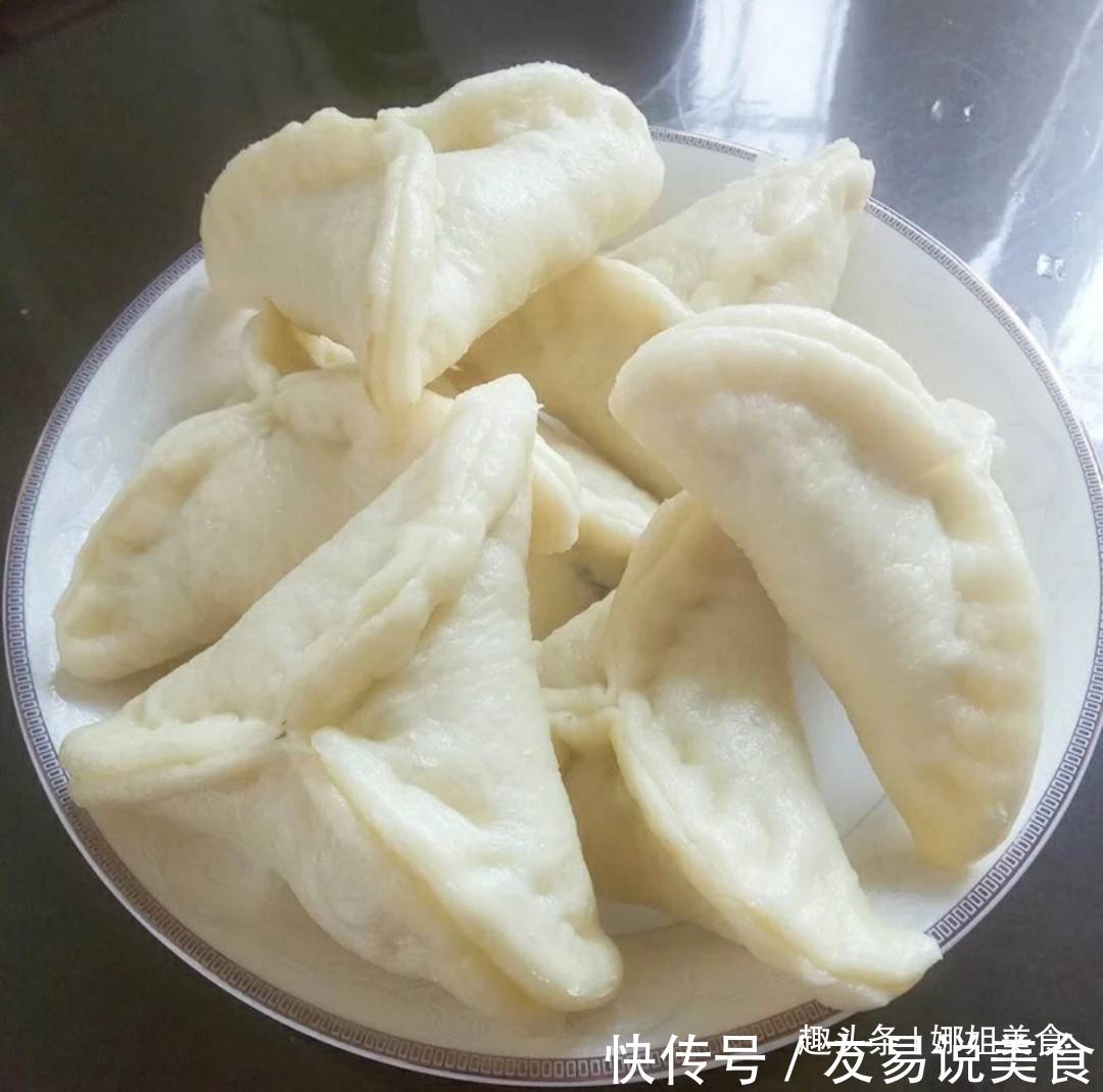 早餐就爱糖三角，吃着比馒头香太多，松软香甜，咬一口还爆汁