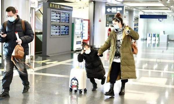 玲花一家三口走机场，老公罕露面气质儒雅，7岁女儿扎马尾好俏皮