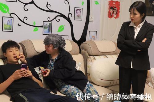 父母|“新型啃老”方式在年轻人中蔓延,多数父母未发觉,还夸儿女孝顺