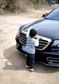 |搞笑GIF:妹子,你是站的时间太久了吗?,站的膝盖都疼了。