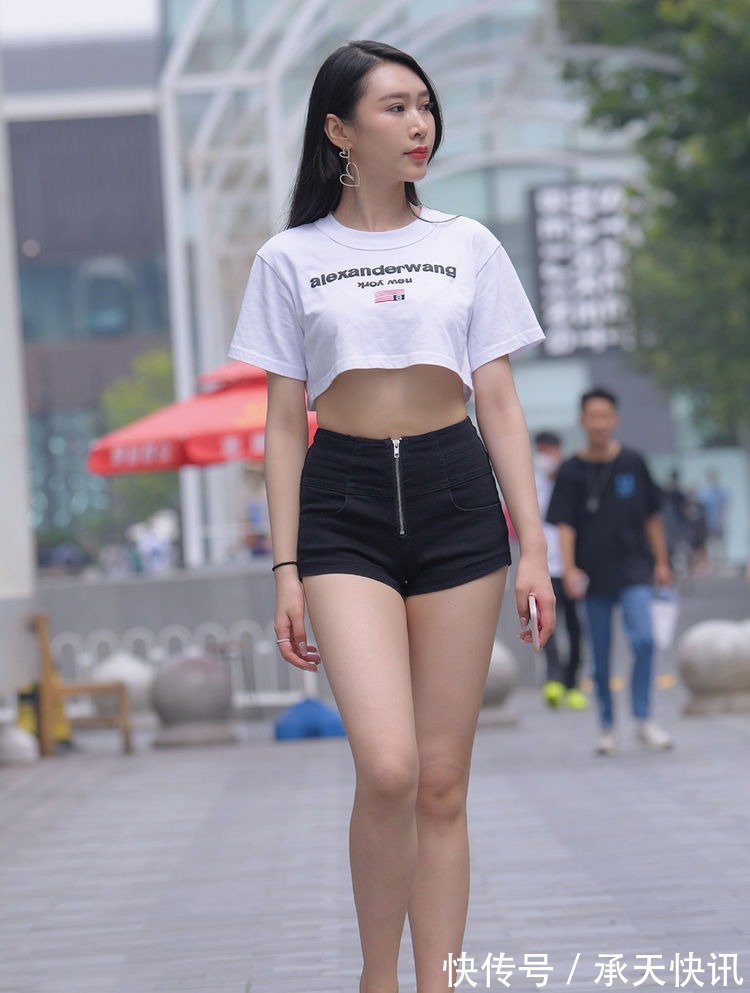 搭配 经典的搭配,白色短款短袖衫,配黑色高腰短裤,清新时尚高挑靓丽