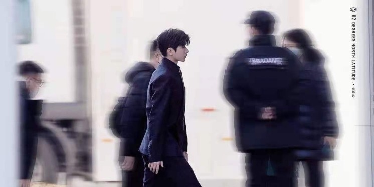 蔡徐坤路透有多帅？白衣素袍十分抢眼，网友：风度翩翩的公子！