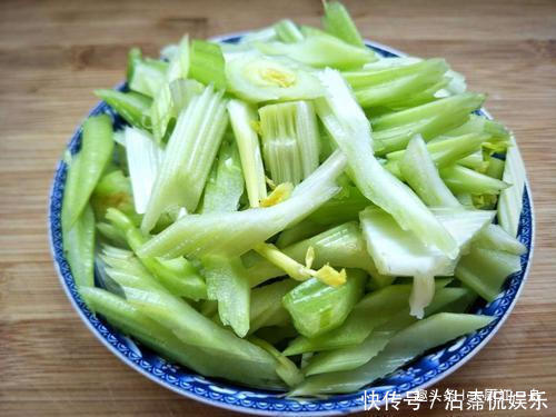 后将|芹菜炒腊肉,先炒芹菜还是先炒腊肉大厨都不对,难怪不好吃