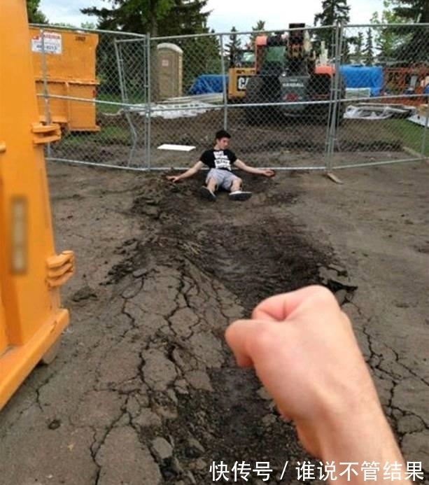 |搞笑图片幽默段子笑话:妹子,洪水来了还这么淡定,是见过大场面