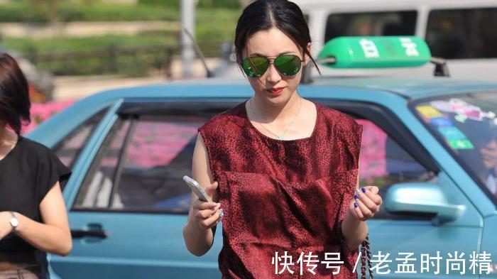 性感|街拍:酷酷的冷范儿美,紫红衣服的性感少妇