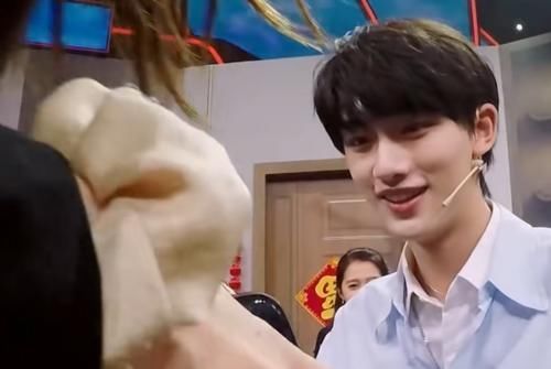 保姆 华晨宇哪来的优越感?仗着有洁癖把丁程鑫当保姆,让对方跪地收拾残渣