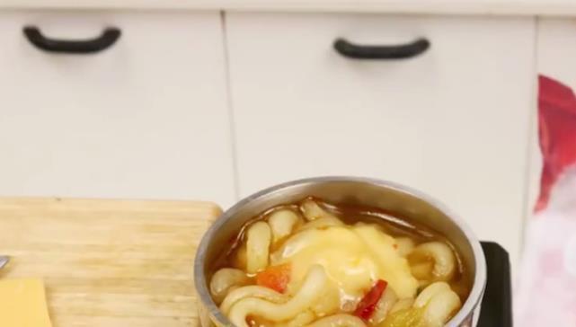 外国|外国的“迷你”的泡面,只有指甲盖大小,吃两百包未必能饱