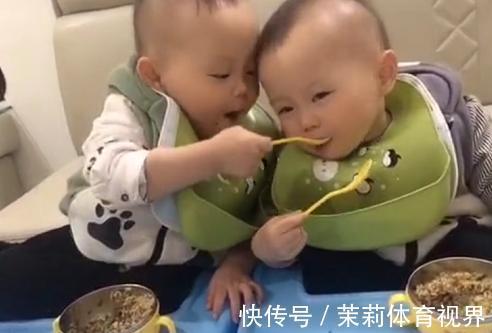哥哥|“糊涂蛋哥哥”错把饭喂到弟弟嘴里,瞬间慌了“小手一摊”萌化了