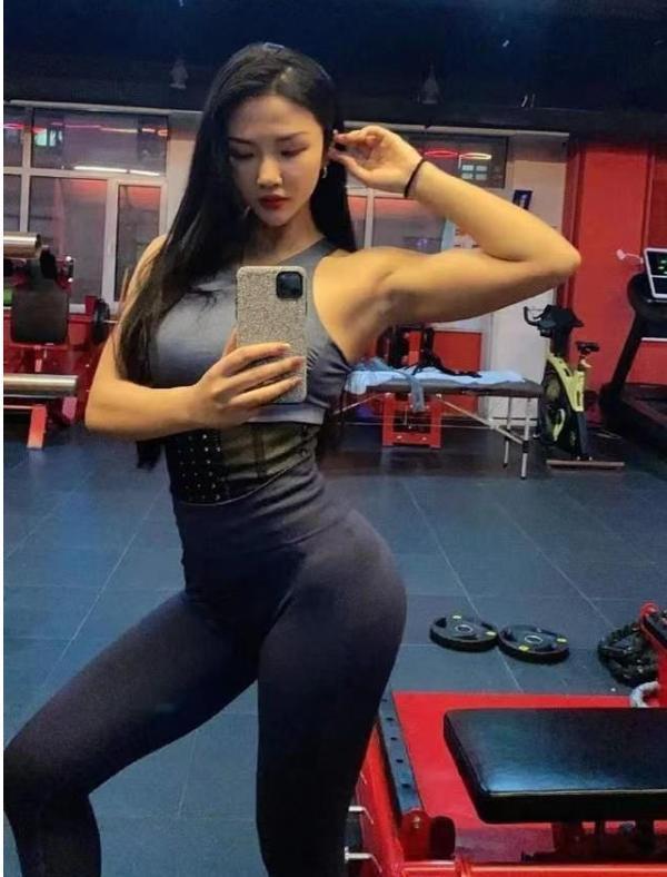 卡戴珊|健身女神曹燁嵐，模樣清純身姿迷人，身材曲線“媲美”卡戴珊
