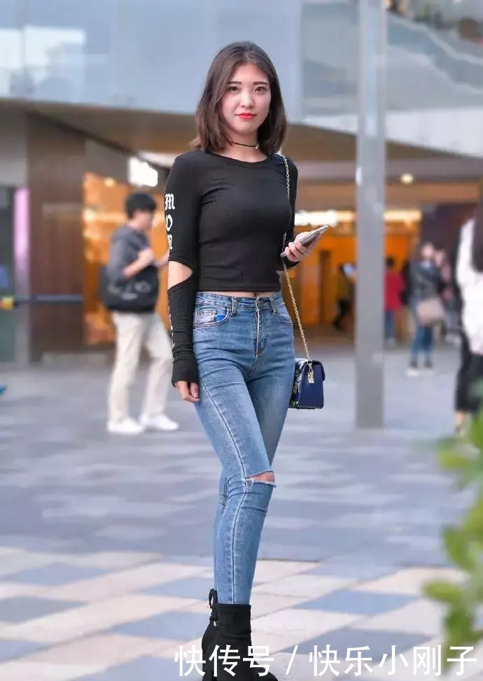 穿搭|修身牛仔裤配针织T恤,简约范的精致穿搭,自然流露出靓丽