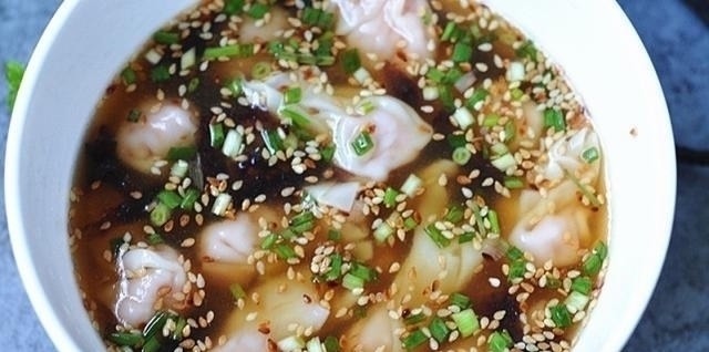 馄饨汤这么调，简单好味道，几种调料，开水一冲，比骨头汤还鲜