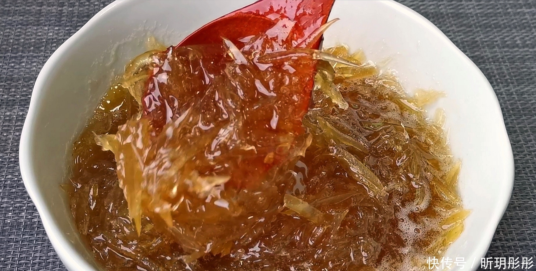 做成|柚子皮不要扔了,做成蜂蜜柚子茶太美味,酸甜可口,吃半年不坏