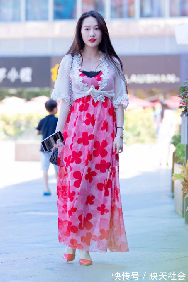 小姐姐|穿这般“香艳”的连衣裙,还配大红色高跟鞋,也不怕变成“大妈”