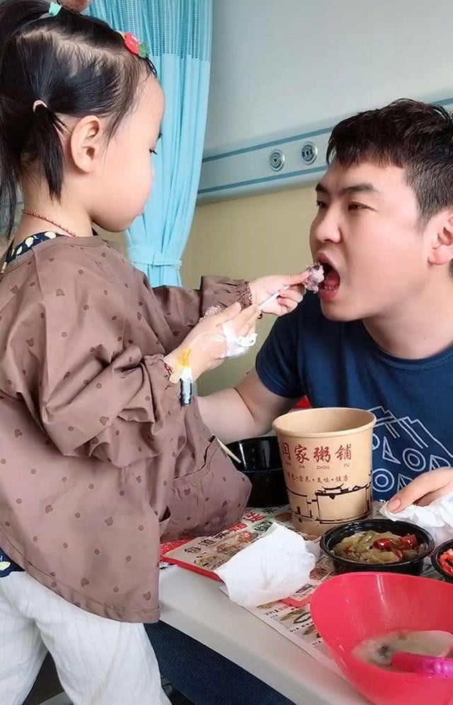 午饭|女儿生病住院,还要伺候爸爸吃午饭,妈妈看到后追打爸爸三条街