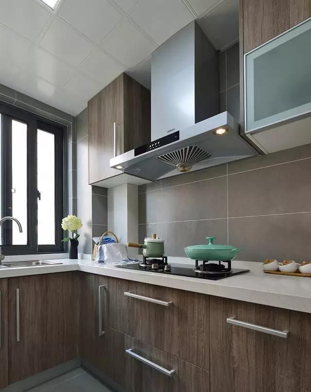 实用|100㎡现代简约风,全包下来15万,白色搁板太实用了