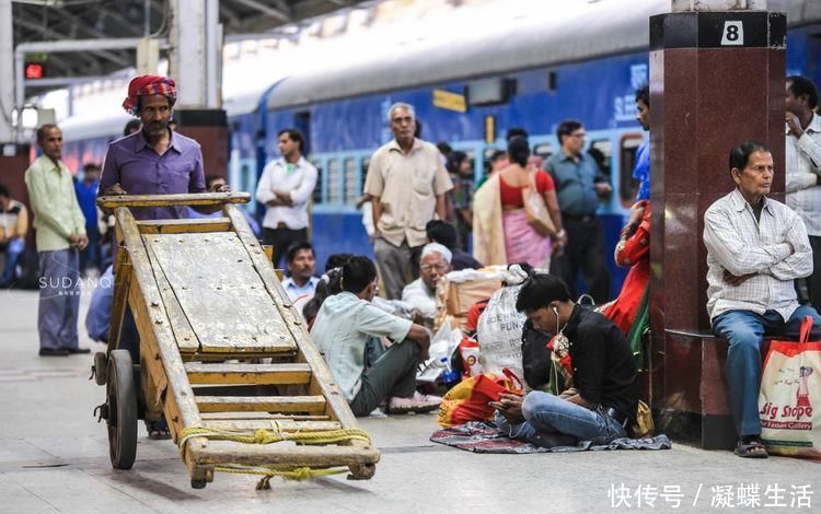 纱丽|实拍印度火车站：印度男人搭讪中国女游客，车窗口露出臭脚