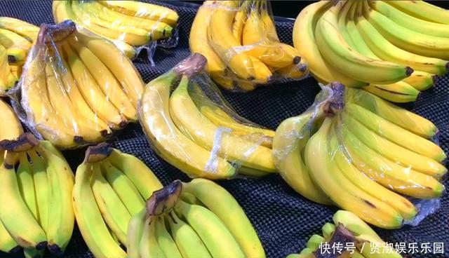 买香蕉时，挑直的还是弯的？老果农透露实话，以后别再买错了
