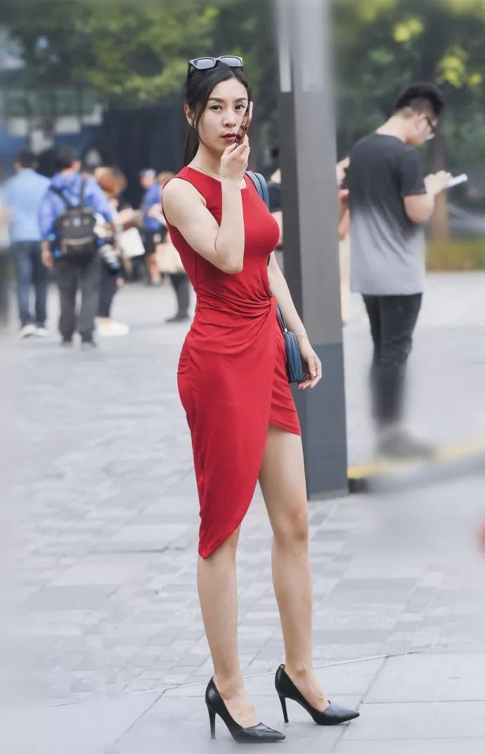 玫瑰花|街拍：美丽的女生搭配上高跟鞋，让自己看上去犹如玫瑰花般的美丽