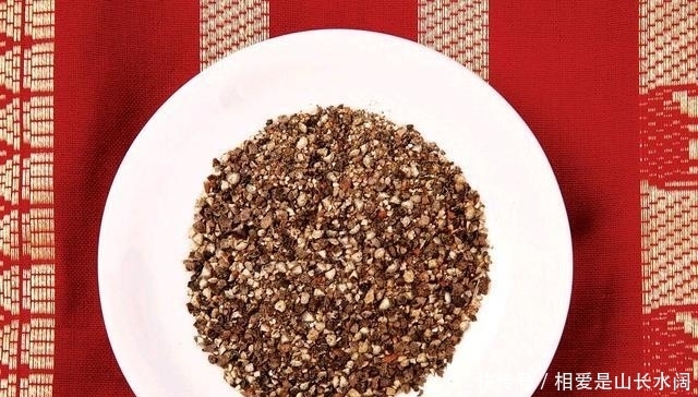 同样是胡椒,“黑胡椒”和“白胡椒”有啥区别?知道后别乱买了!