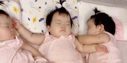 睡姿|3胞胎姐妹花凭睡姿走红,二妞呐喊终究是我一个人扛下了所有