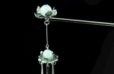 发饰 步摇这种传统头饰之所以能从皇室走向民间,就要从一个小偷说起