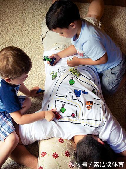 父亲|宝爸带娃去拿快递，回来却是孩子扛着快递，妈妈看到后哭笑不得