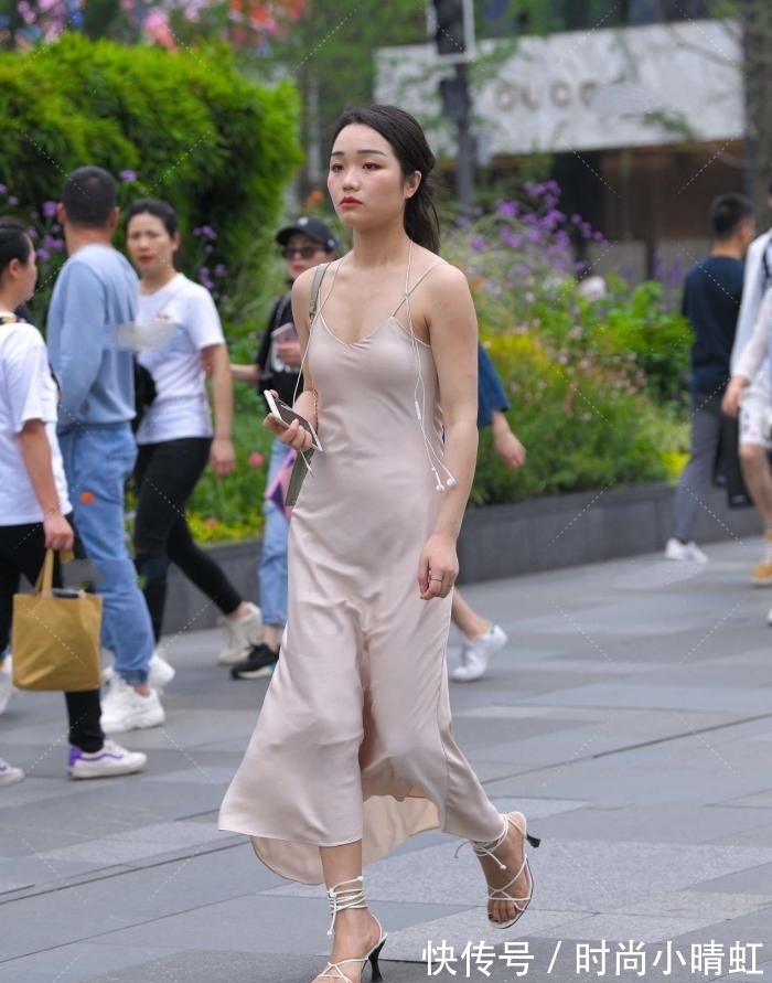小姐姐 长裙优雅的穿着，体现出一种别样的时尚