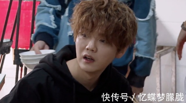 桌面|鄧超鹿晗在小縣城吃面,誰注意他們桌面上鋪了啥?嫌棄就別在這吃