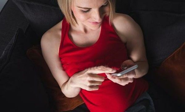 熬夜玩手机|孕妈在孕期经常玩手机,可能会让胎儿发生3个“变化”,别忽视