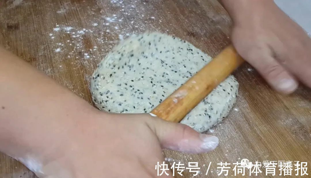黑芝麻|芝麻饼干新做法，锅里一烙，松软香甜不加油，没烤箱也能一次成功
